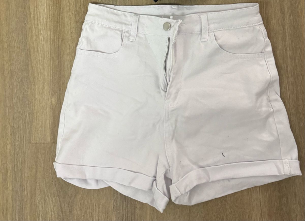 Jeans: Weisse jeans shorts – Nuovo (secondo la descrizione) da Sierre venduto da jen_w8vt