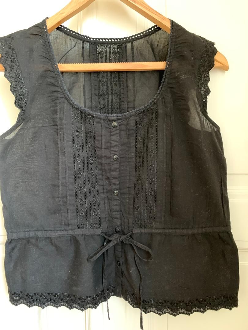 Top: Black lace trimmed cotton vest – Usato da Genève venduto da Kmattr 1