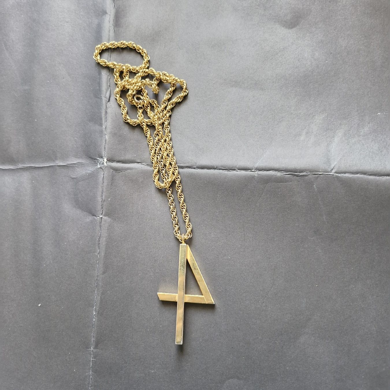 Colliers: gros collier avec un 4 – D'occasion à Neuchâtel par yas_zdb7