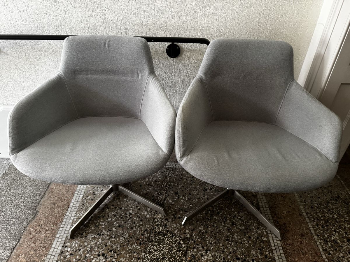 Interio Fauteuils: 2 Sessel Interio SOTA Soffbezug hellgrau Metallfuss drehbar – D'occasion à Zürich par Nobs1 2
