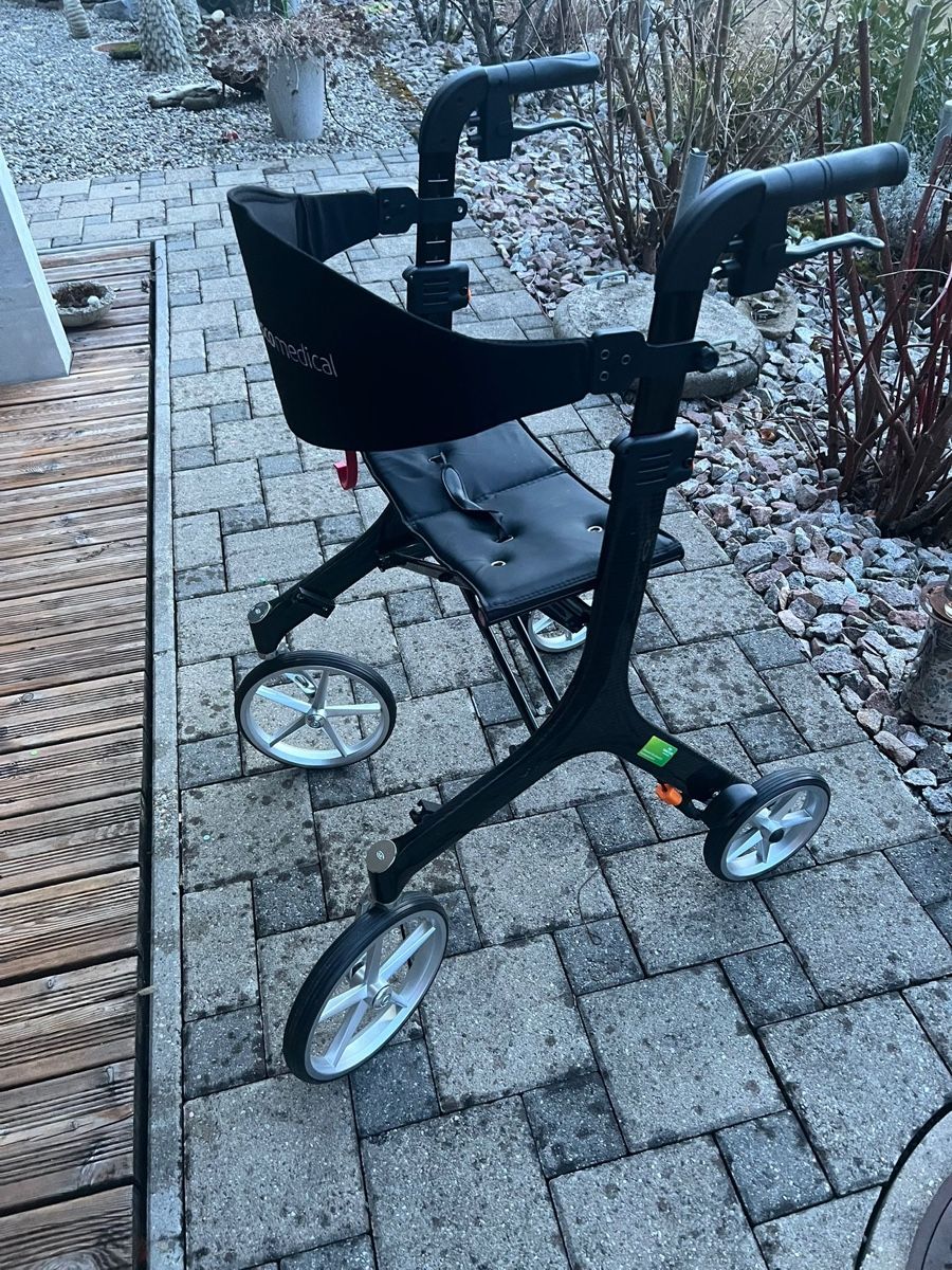 Gehhilfen: Rollator Carbon – Neu (gemäss Beschreibung) aus Augst BL von Desimi