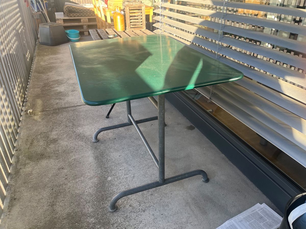 Tables: Gruener Balkon oder Gartentisch – D'occasion à liebefeld par tor_nn2l