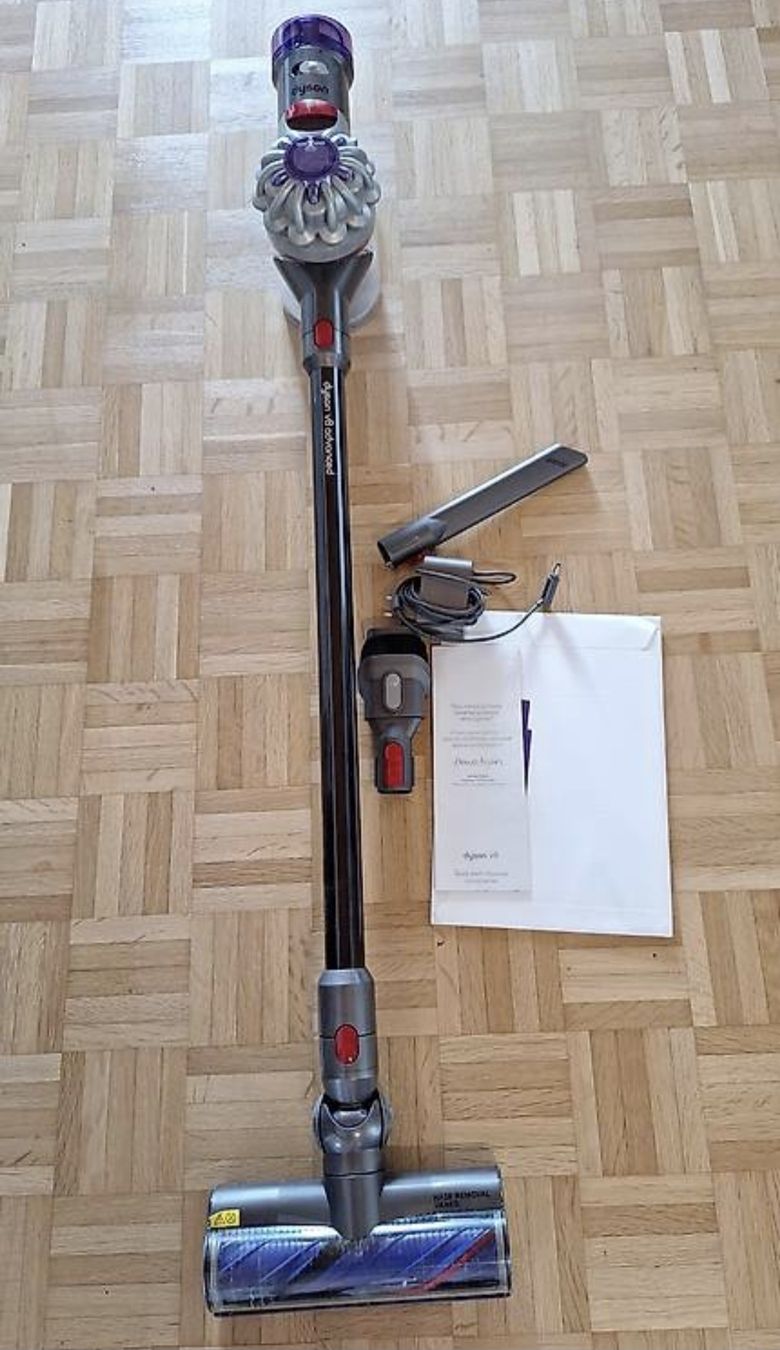 Dyson Staubsauger & Zubehör: Dyson V8 Neu – Neu (gemäss Beschreibung) aus Hagenbuch ZH von masp85
