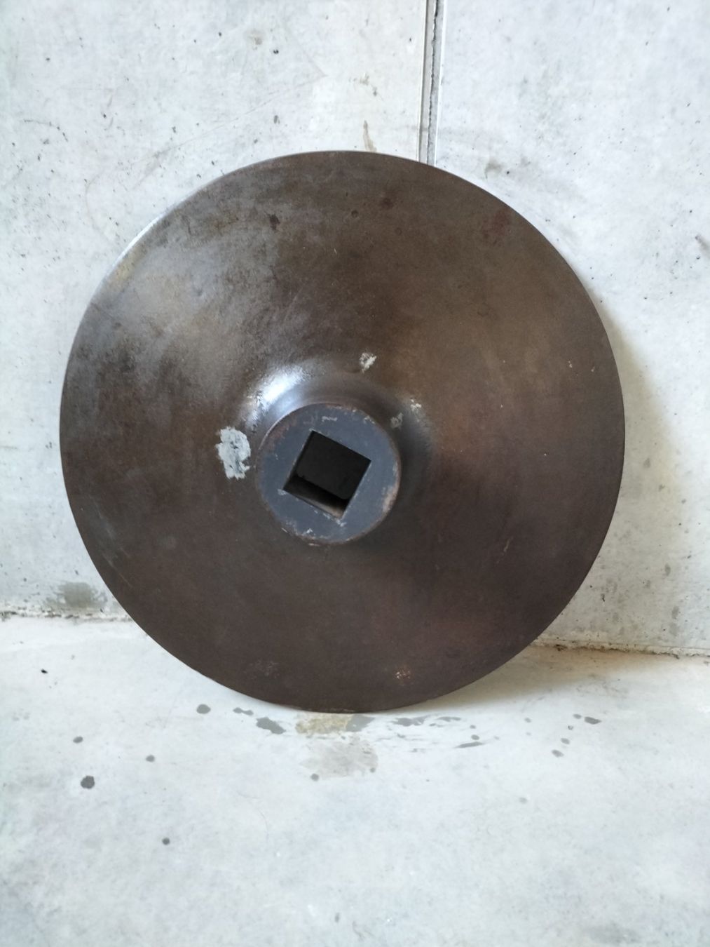 Ladenausstattungen & Messebau: Metallsockel – Gebraucht aus Vitznau von zim_6qgw