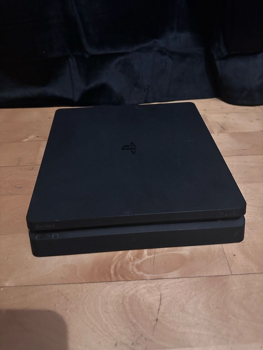Sony Console: PS4 slim – Usato da Le Lignon venduto da Crocogril 2