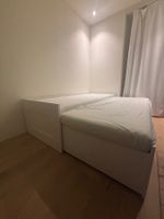 Weißes Ausziehbett mit zwei Schubladen und zwei Matratzen