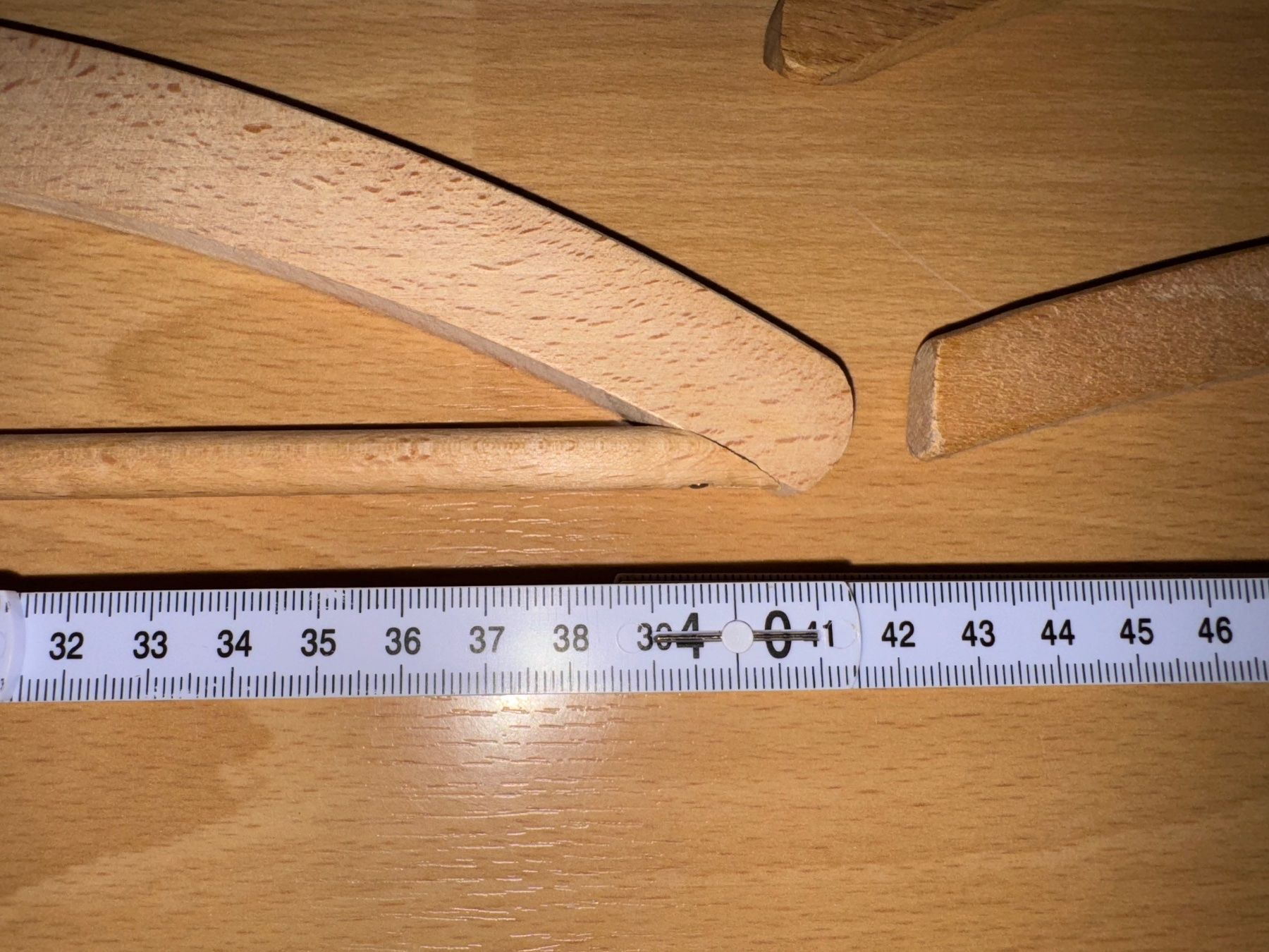 Appendiabiti: 8 Kleiderbügel aus Holz – Usato da Grosswangen venduto da Second_hand_paradise 1