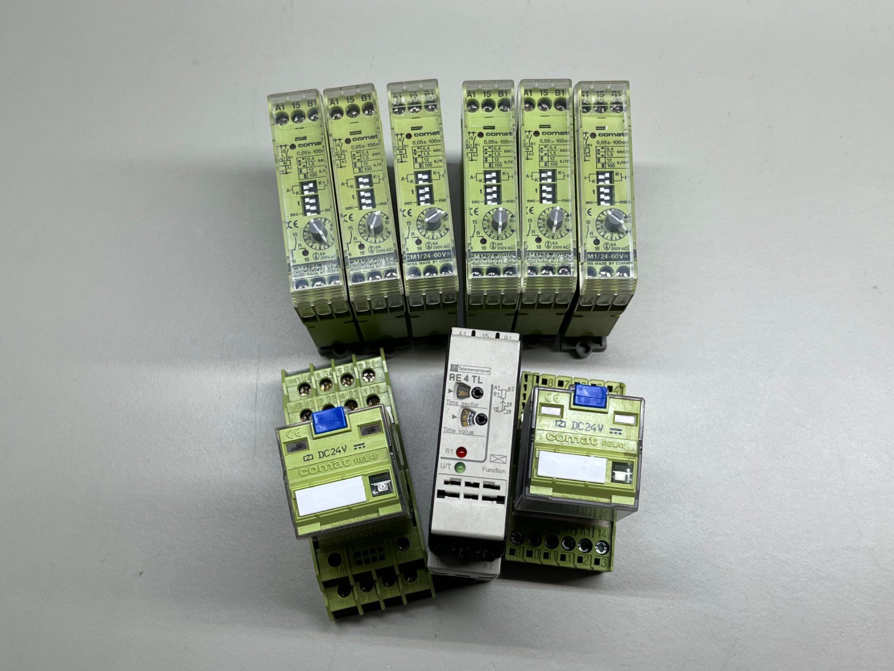 Componenti elettronici: Konvolut Comat Relais und Zeitrelais 24VDC – Usato da Jenaz venduto da Speedy350