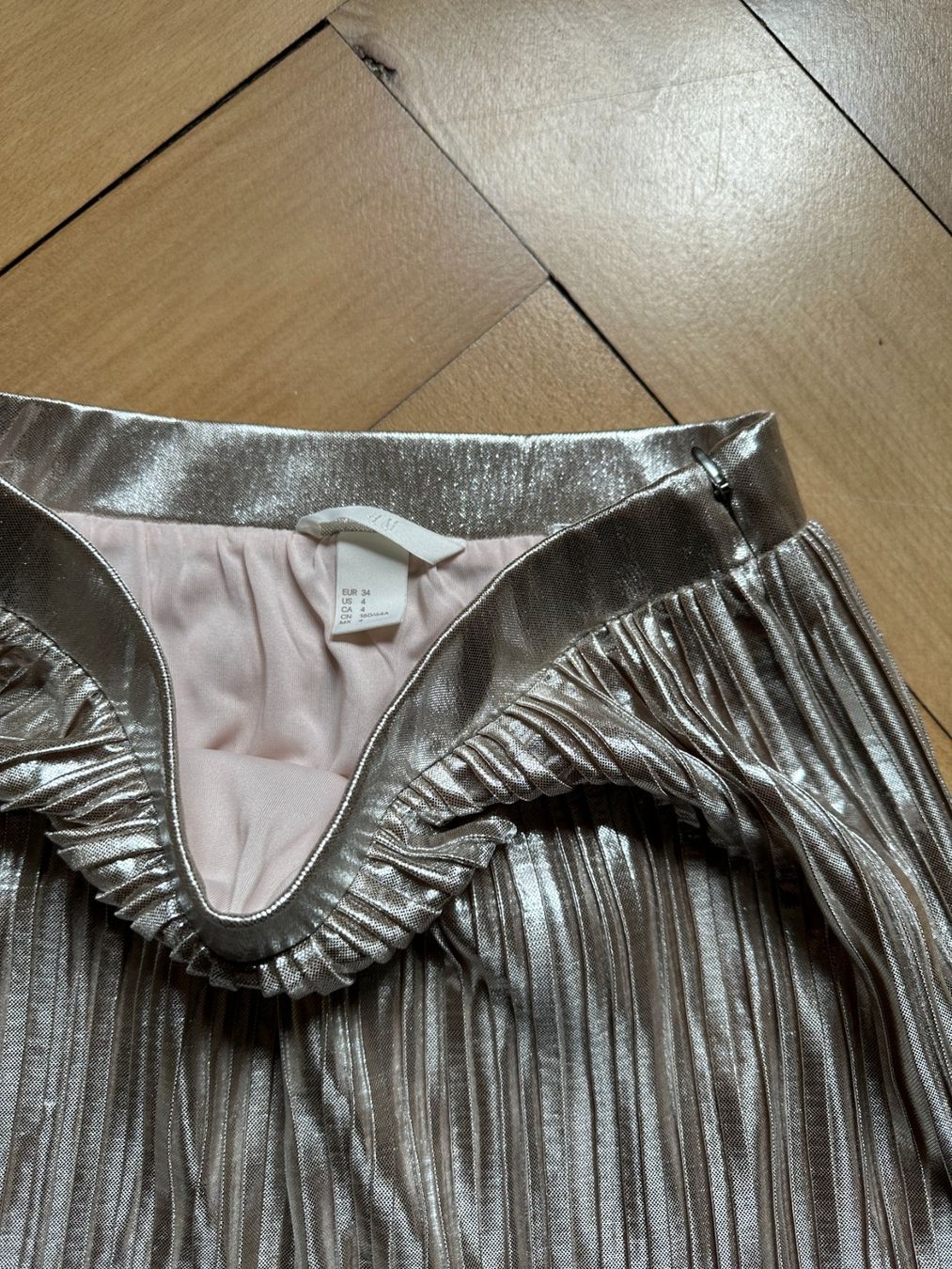 H&M Röcke: Plisseerock champagnerfarben glänzend 34 – Gebraucht aus Zürich von Diazaio 2