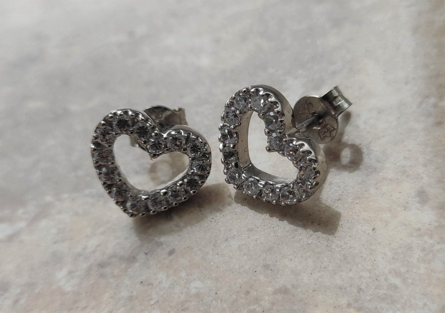Orecchini pendenti & Orecchini a lobo: Herzförmiger Ohrstecker Silber 925 – Nuovo (secondo la descrizione) da Miège venduto da gitarro68