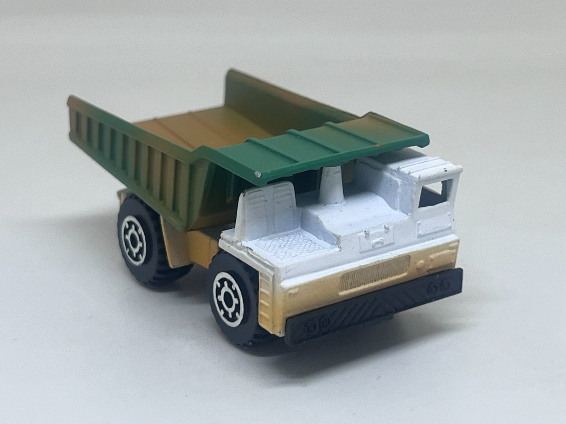 Matchbox Modellini d'auto: Matchbox Dump Truck #260 – Usato da Wildegg venduto da LaaBoutique