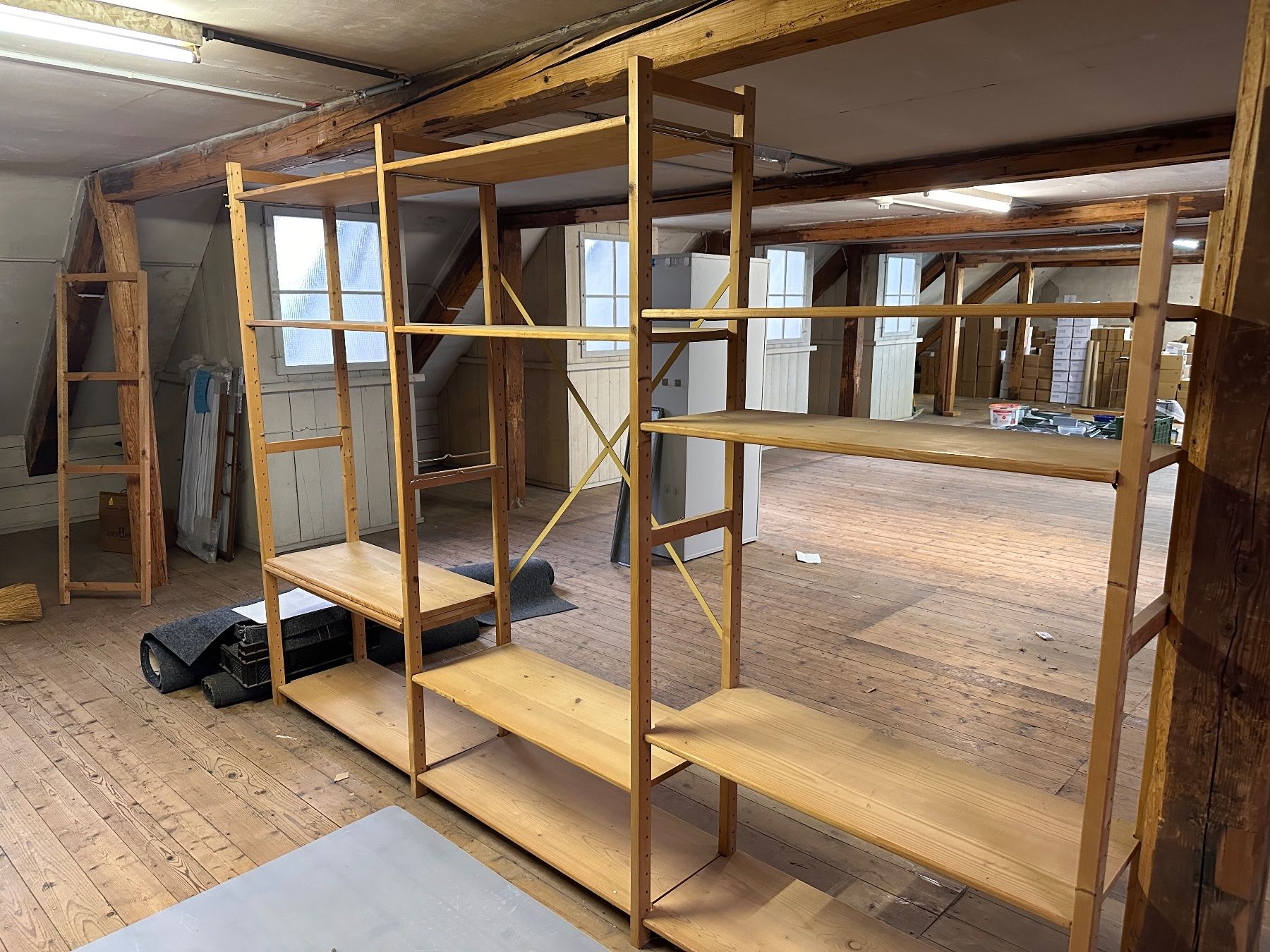Articoli in legno: Holz Regal – Usato da Winterthur venduto da StiftungSchleife 3