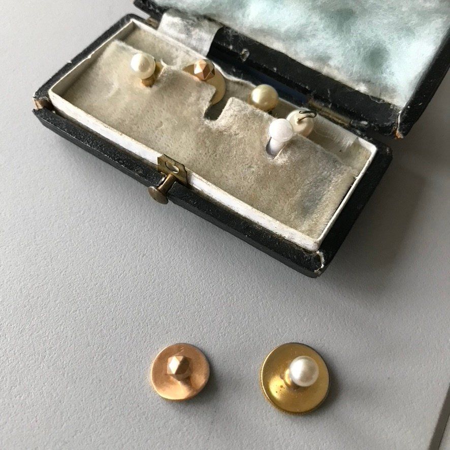 Altri gioielli: Kleine Schatulle mit goldenen Kragen- oder Hemdknöpfchen – Usato da Basel venduto da ann_qnn7 1