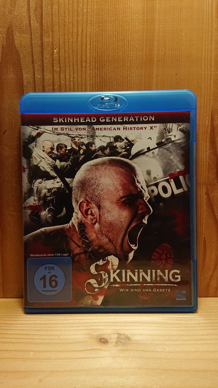 Tutti i DVDs: SKINNING Wir sind das Gesetz Blu-Ray – Usato da Wilderswil venduto da Exebub