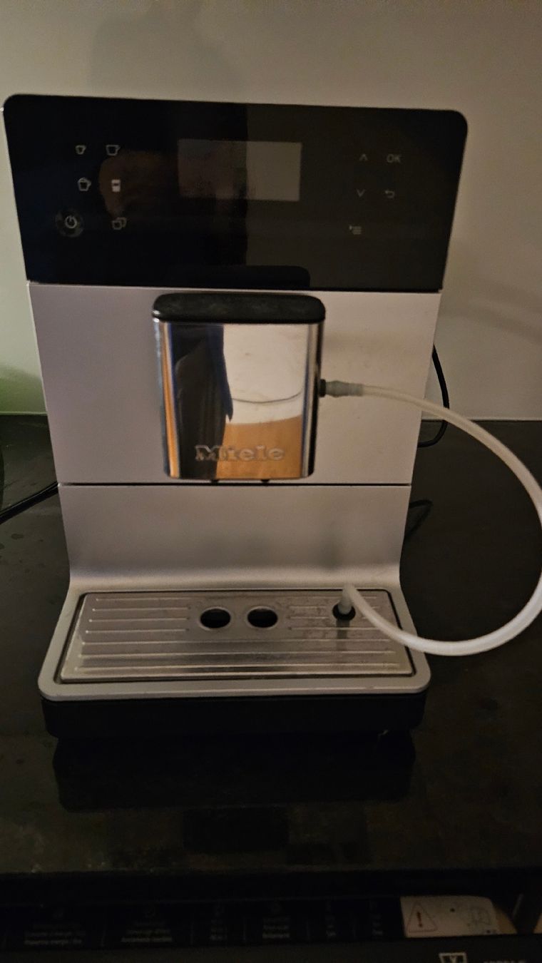 Miele Macchine per caffè & Macchine per espresso: Miele Kaffeevollautomat CM 5510  AluSilber – Usato da Sissach venduto da Pfepfi 1