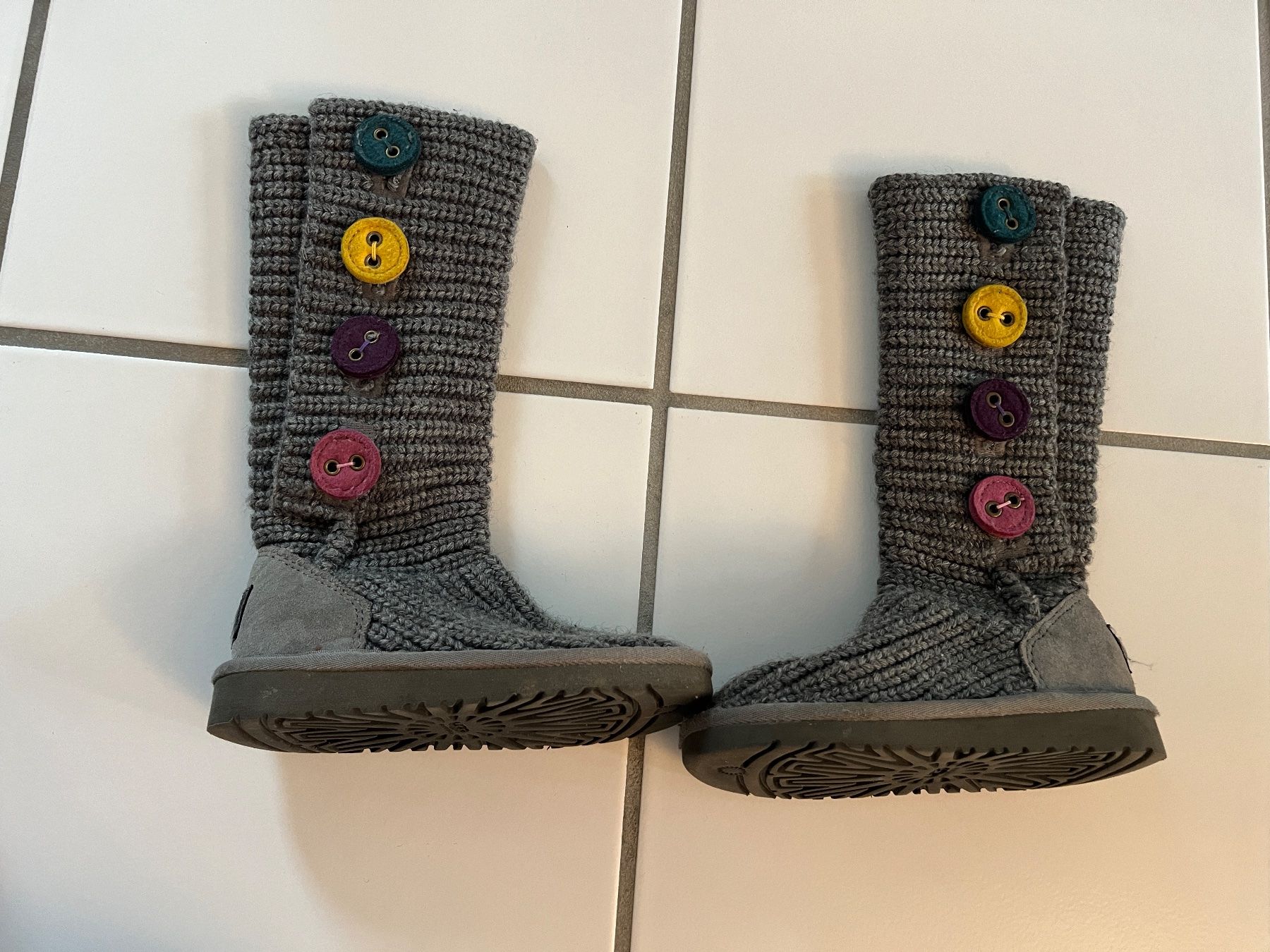 Ugg Chaussures filles: original UGGs, Gr. 27 – D'occasion à Flurlingen par absh