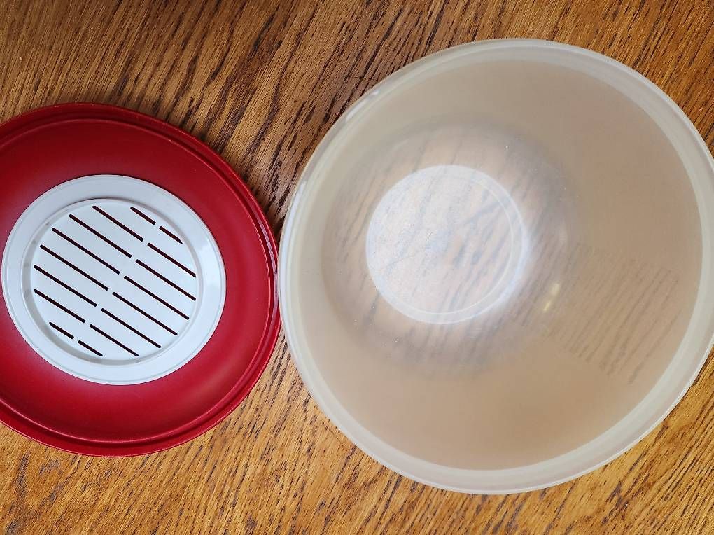 Tupperware Recipients et similaires: Tupperware Salatbehälter mit Sieb – D'occasion à Gstaad par Meiel2020 2