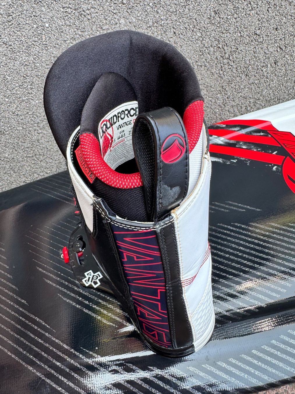 Surfboards & Schwimmbrette: Wakeboard Liquid Force Watson 139.2 cm mit Bindung – Gebraucht aus Gommiswald von Aloha.Spirit 9