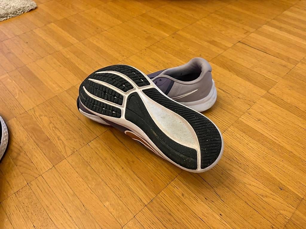 Chaussures femmes: Neuwertige Sneaker Nike Grösse 39 – D'occasion à Hedingen par inf_mjl7 1