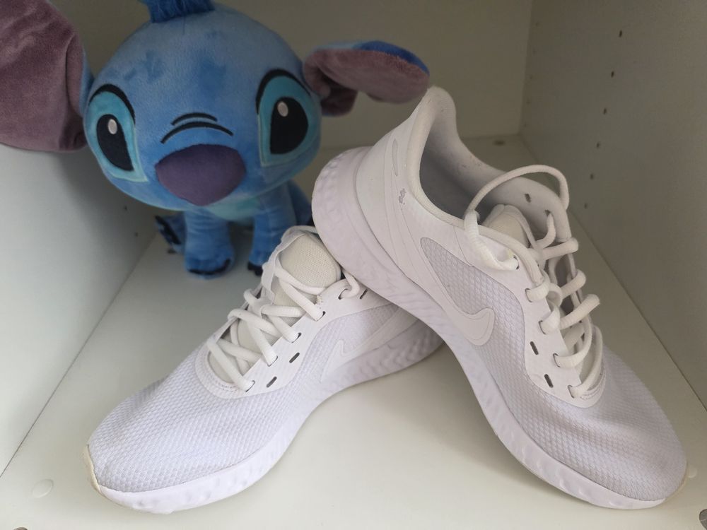 Nike Chaussures hommes: Nike Revolution 5, weisse Turnschuhe, Grösse 38.5👟🏃‍♀️🏃 – D'occasion à Dättwil AG par Njo_x88j