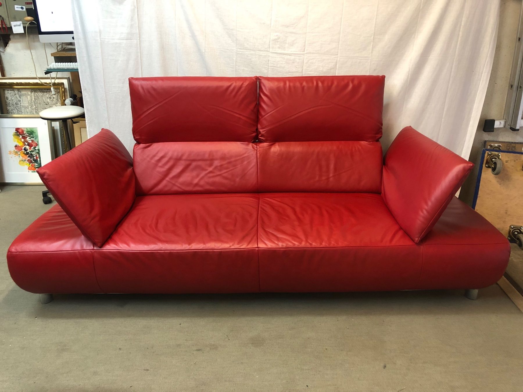 Koinor Sofas: Koinor Leder 2er Sofa Rot mit Hocker und Plexiglastisch – D'occasion à Brunnen par Allerwaren 4