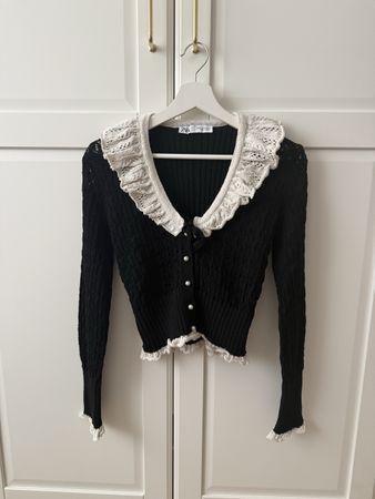 Zara Strickjacke mit Rüschenkragen, schwarz, Gr.M