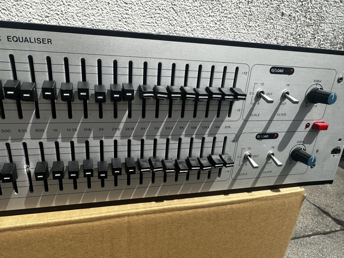 Equalizzatori: Klark-Technik DN 30/30 Dual Channel Grafik Equalizer  – Usato da Zürich venduto da deftwow 1