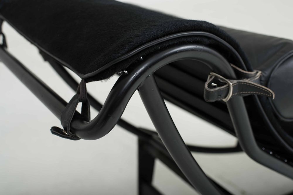 Cassina Sedie a sdraio: Cassina LC4 Chaise Longue von Le Corbusier, Fell Schwarz – Usato da Zürich venduto da STUZH38 4