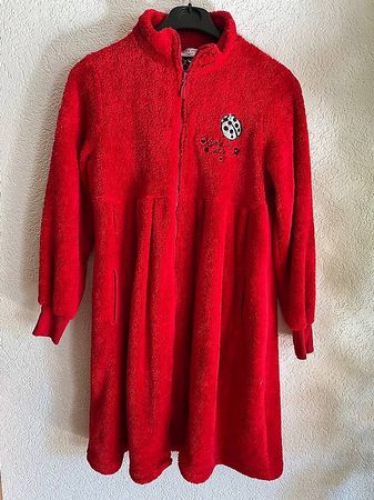 Roter Bademantel mit Glückskäfern