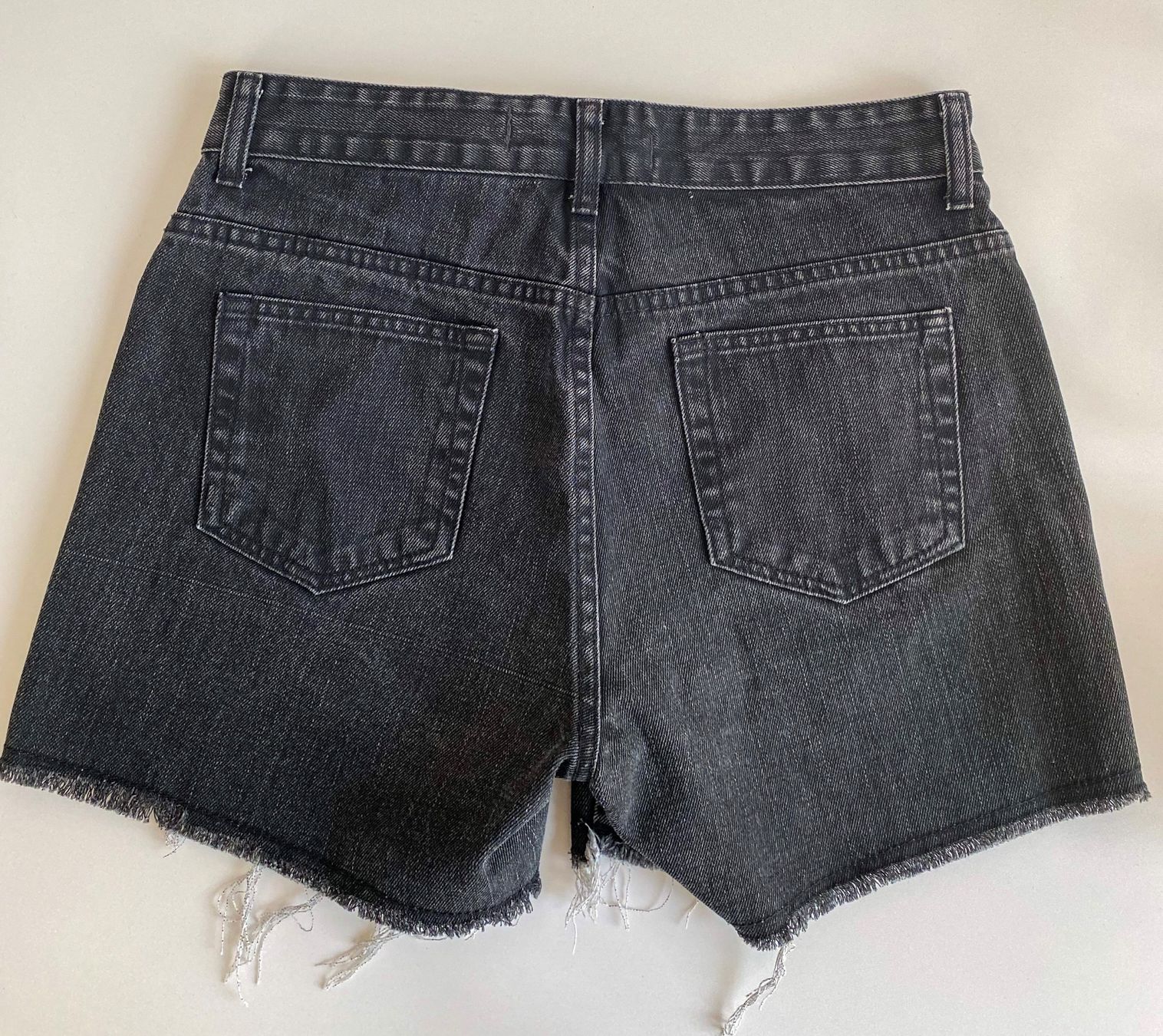 Pantaloni: SHOULDER Denimshorts – Usato da Jona venduto da vanessasupermarket20 4