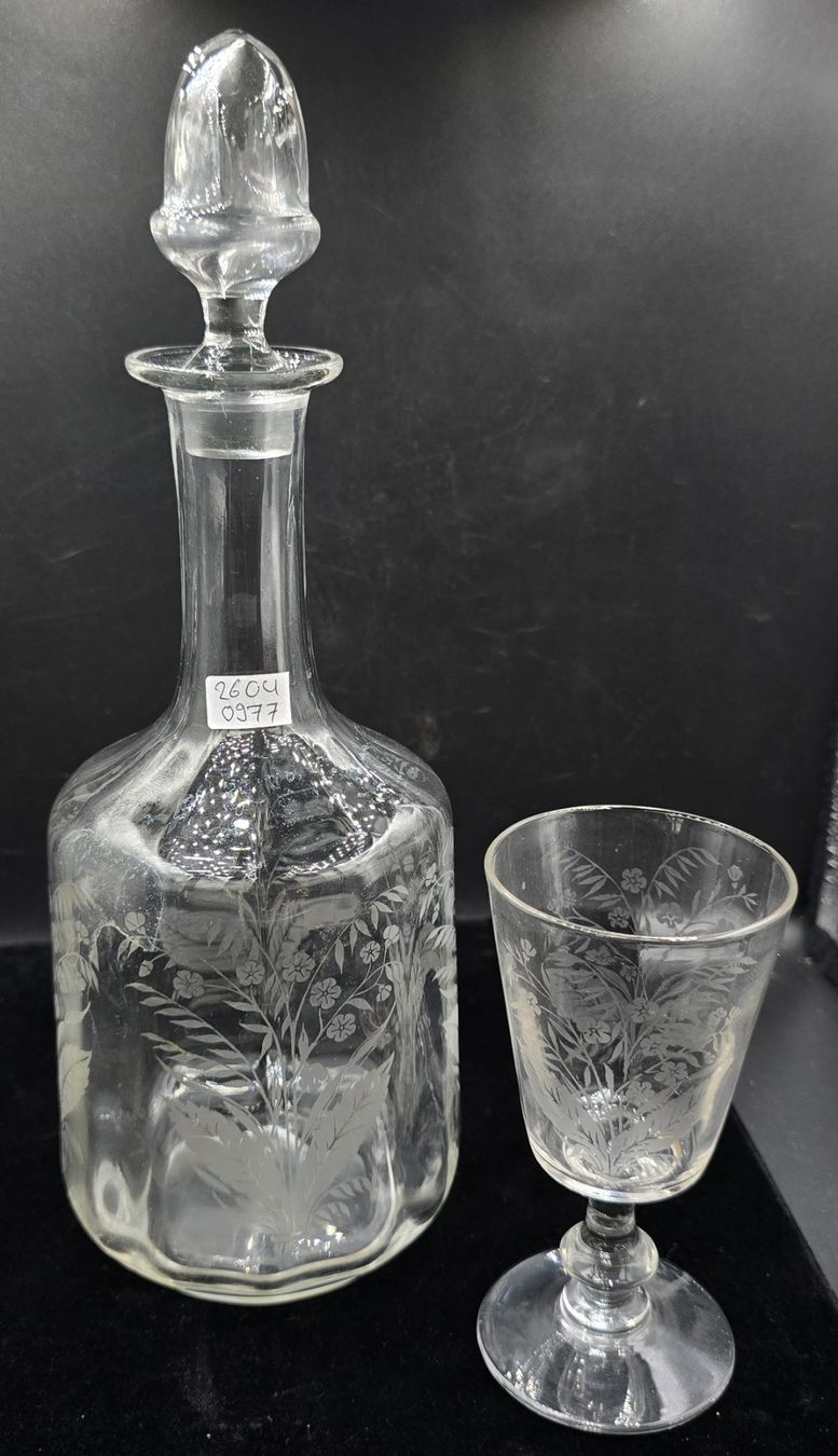 Carafes: Antike Glaskaraffe geschliffen mit 1 Glas – D'occasion à Rorschacherberg par snOOpydOg11