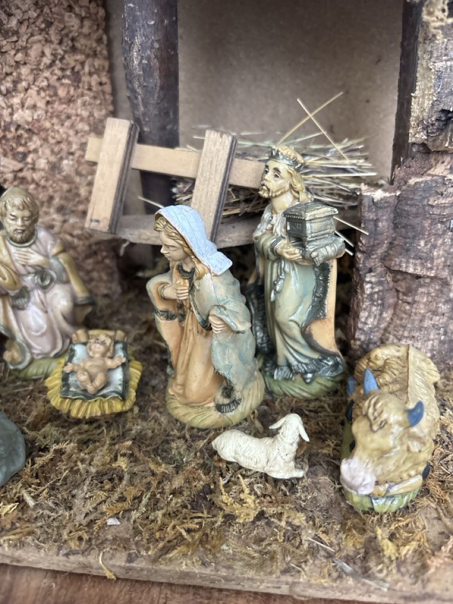 Alle Dekorationen: Wunderschöne Weihnachtskrippe mit Figuren  – Gebraucht aus Kriens von Mollinos 1