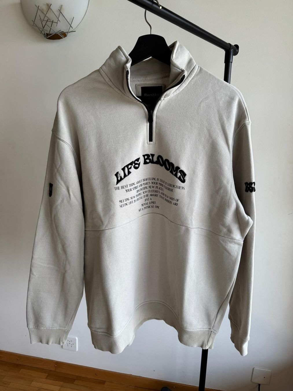 Bershka T-Shirts: Pull Bershka Taille M, Beige – Gebraucht aus Blonay von lucy20102012