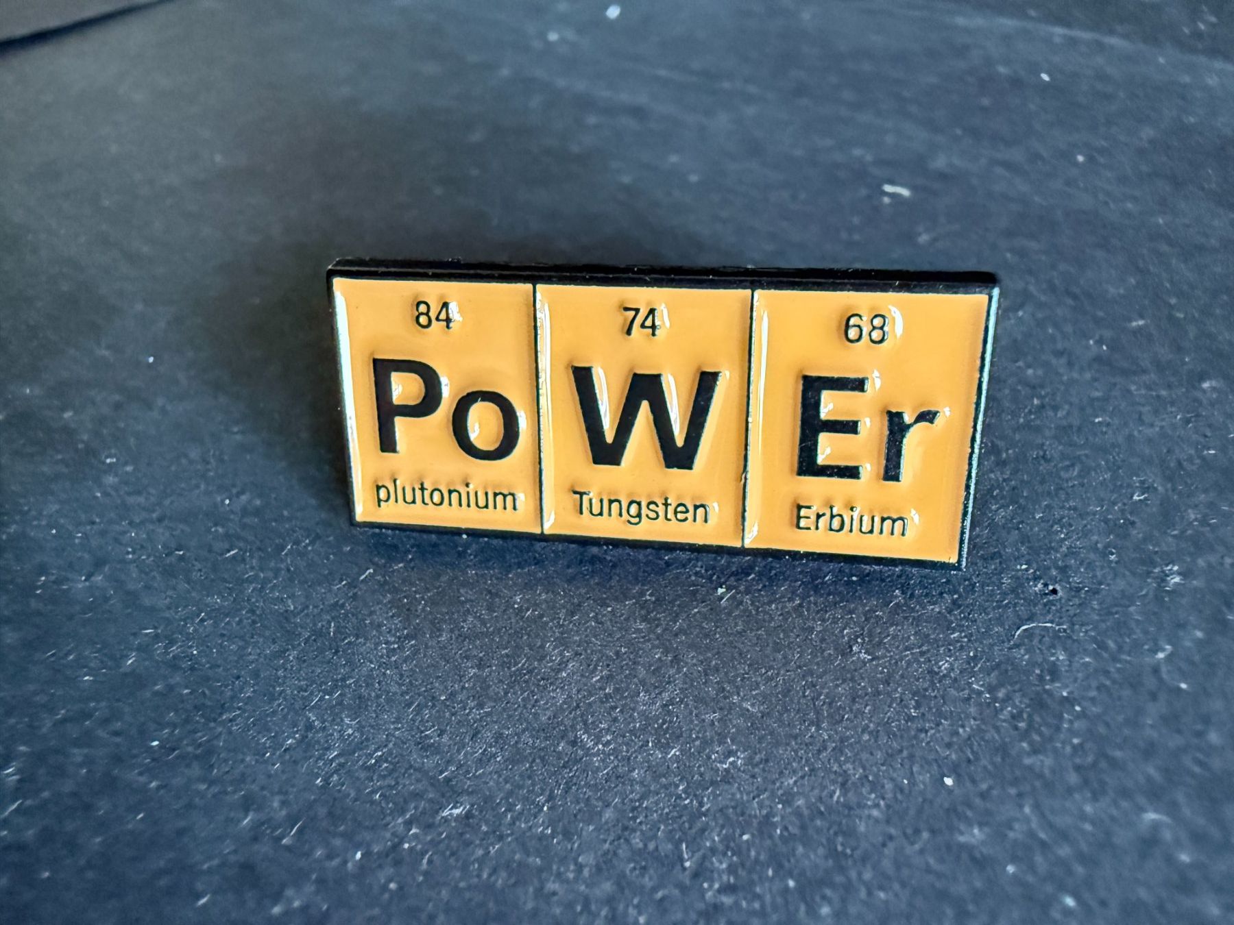 Broschen & Nadeln: Chemie-Stricker PoWEr – Neu und originalverpackt aus Lützelflüh-Goldb von Elementis