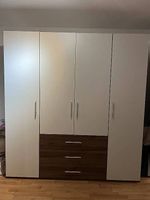 Eleganter Kleiderschrank viel Stauraum