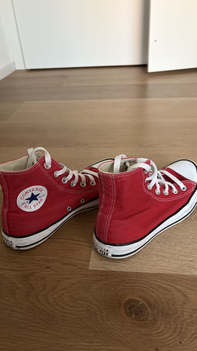 Converse Damenschuhe: Rote Converse Sneaker – Grösse 37.5 – Gebraucht aus Sirnach von Vikuyya 2