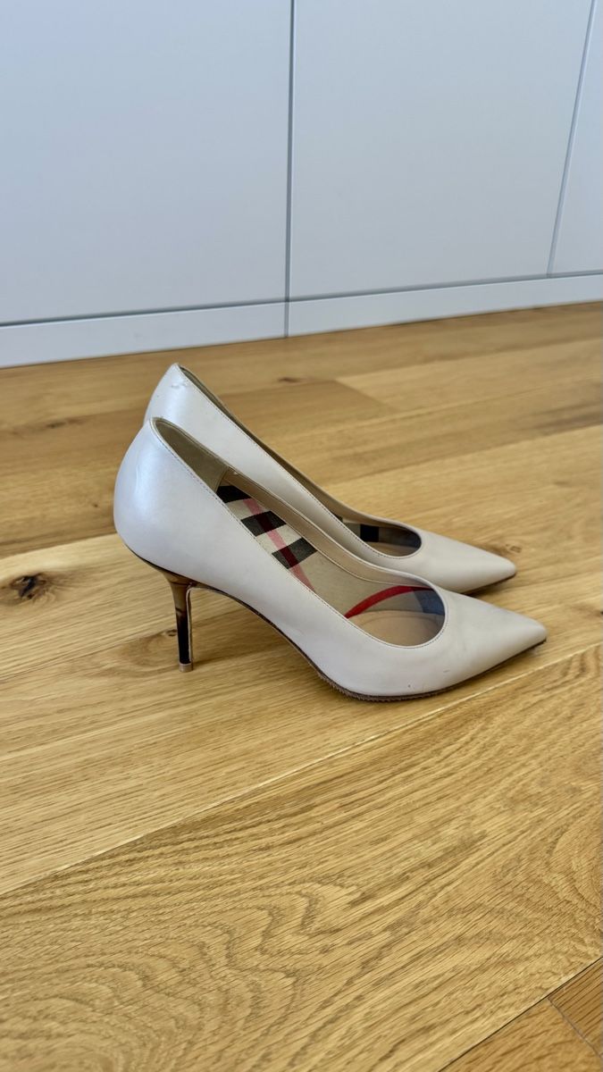 Burberry Scarpe da donna: Chic Burberry Heels - Size 38.5 - Timeless Style! – Usato da Dübendorf venduto da Pink.Blue