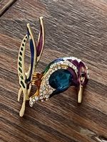 Jolie broche emaillée et sertie pierre et strass neuve