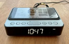 DAB+/UKW Uhrradio mit kabelloser Handy-Ladefunktion UR250AN