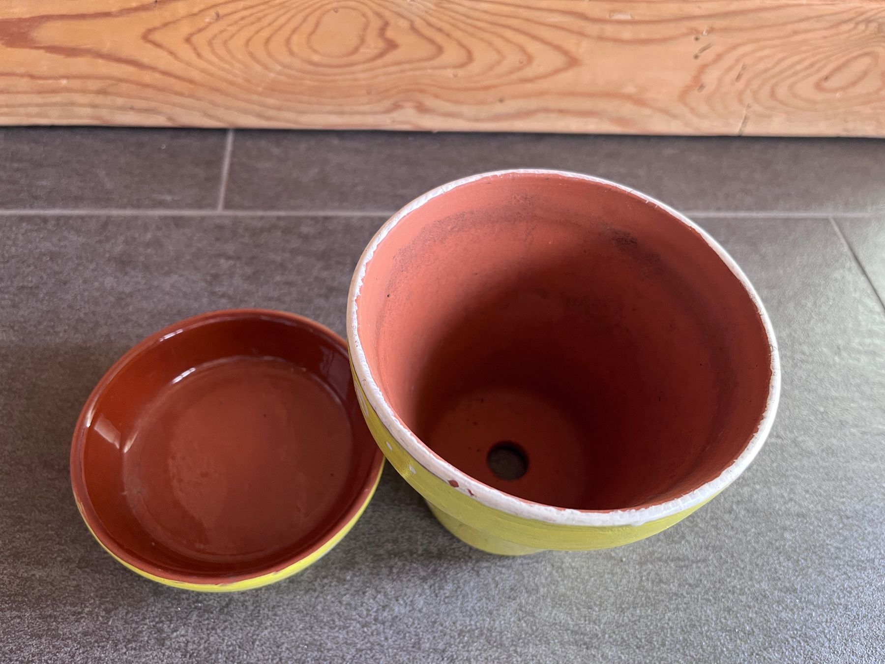 Vasi per fiori: Fröhlich: Handbemalter Blumentopf mit passendem Unterteller – Usato da Stein AR venduto da PetraF0102 1