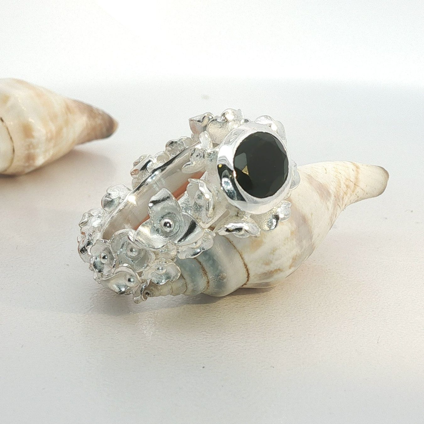 Olga Ribler Anelli: Statement Blumen Ring mit Saphir – Grösse 58 – Nuovo (secondo la descrizione) da Luzern venduto da Schmuckoutlet 1