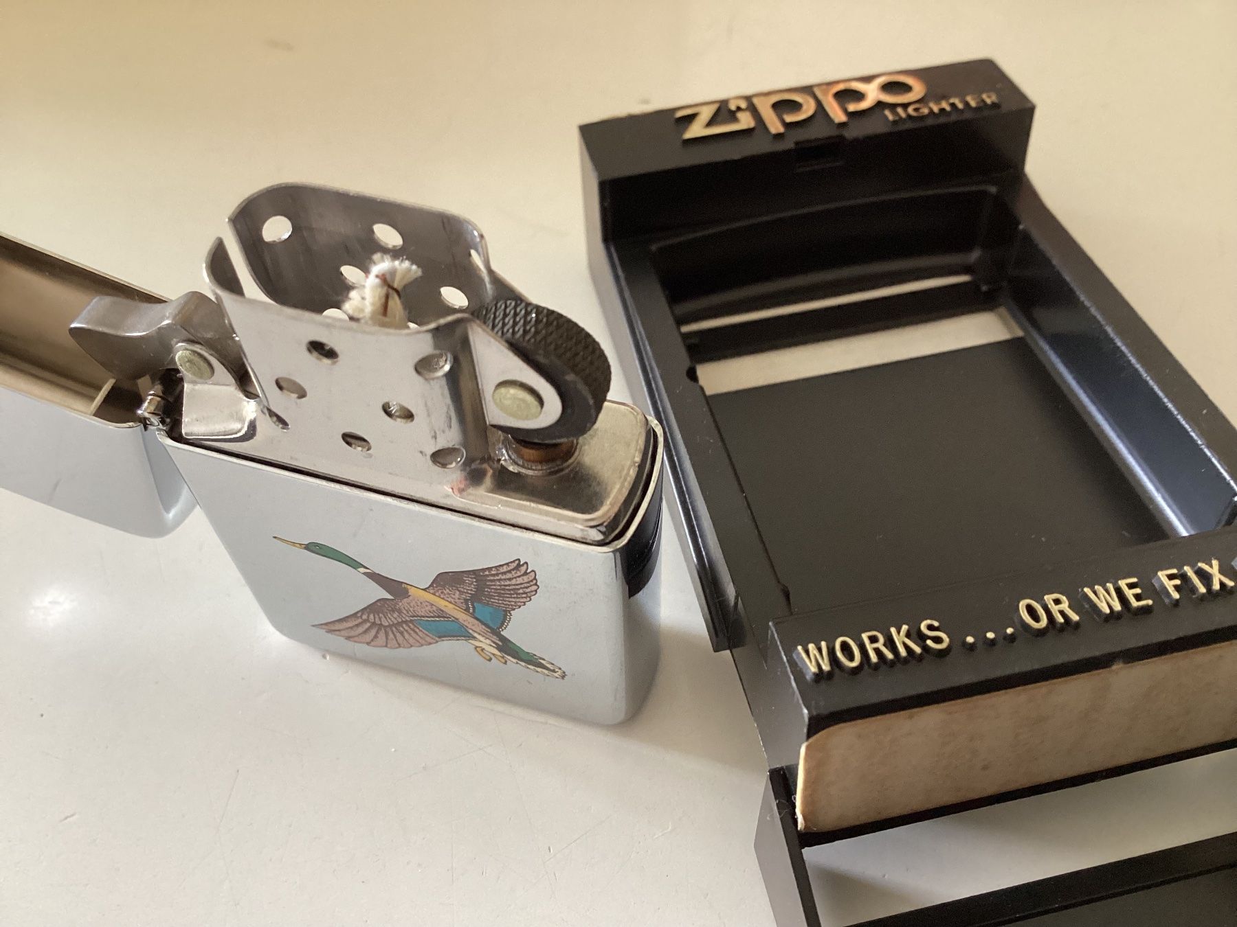 Zippo Accendini: Zippo mit der Abbildung einer Ente. Neu. – Nuovo e nell'imballaggio originale da Vacallo venduto da G1965 3