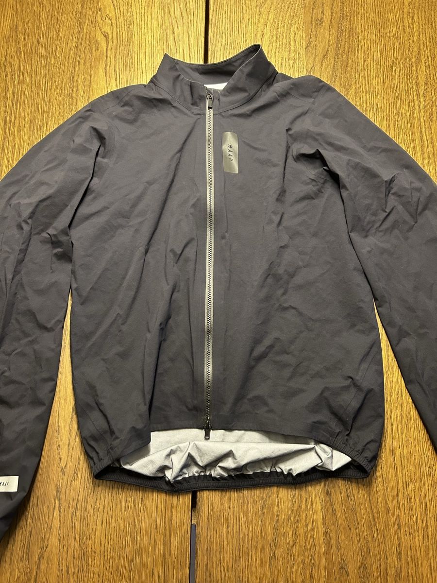 Canottiere & Pantaloni: Maap Atmos Regenjacke – Nuovo (secondo la descrizione) da Basel venduto da laurin_bachmann
