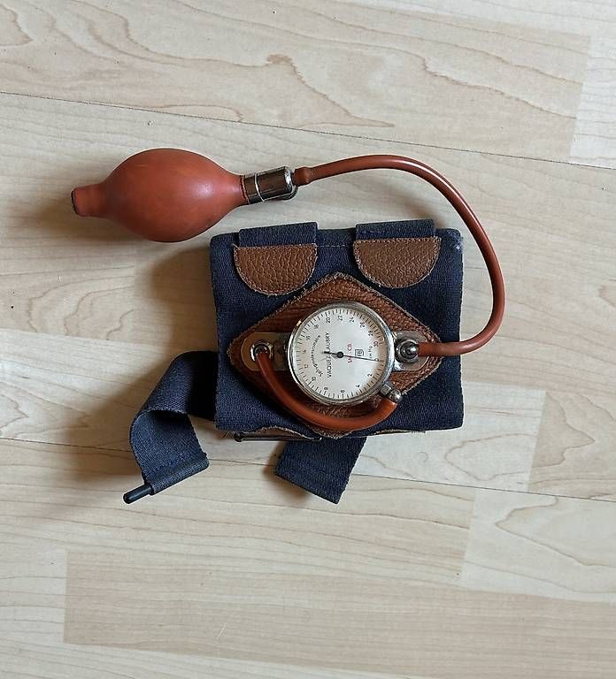 Borse: Ancienne trousse médicale en cuir et ses accessoires.  – Usato da Vouvry venduto da Vouvrisa 4