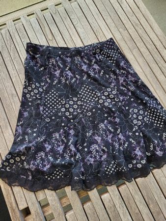 Rock mit Spitze und Blumenmuster Grösse M neu