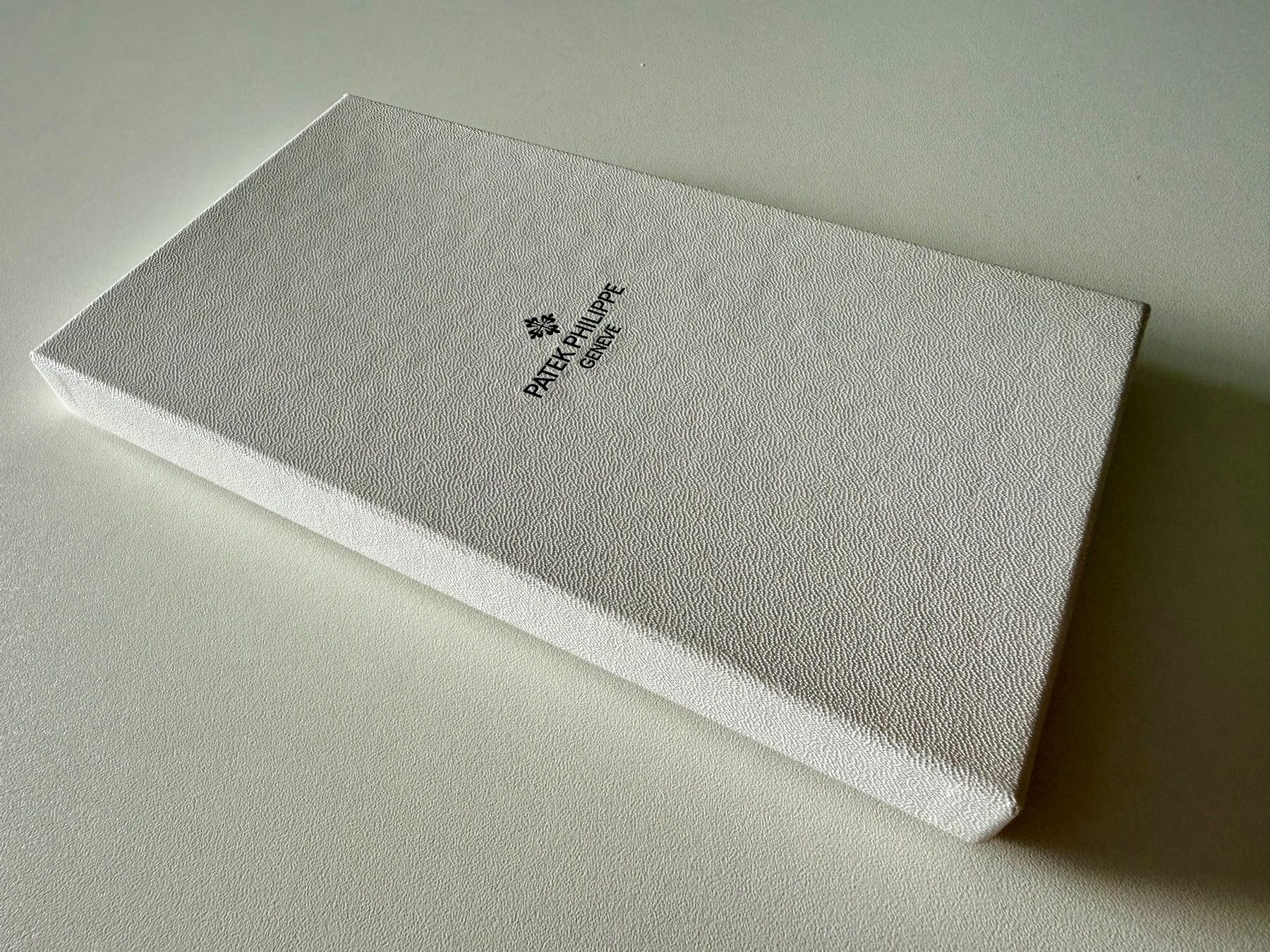 Patek Philippe Orologi: PATEK PHILIPPE Genève - Box blanc rectangulaire – Usato da Mont-sur-Lausanne venduto da vmi_ym5l 1