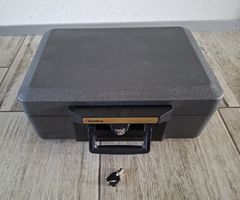 Sentry Safe Tresor feuerfester Koffer tragbar, mit Schlüssel