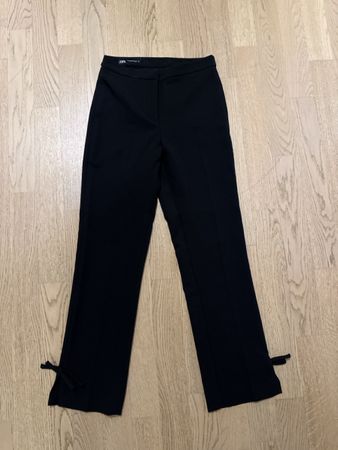 Zara Stoffhose schwarz mit Schleifen Grösse XS super Zustand