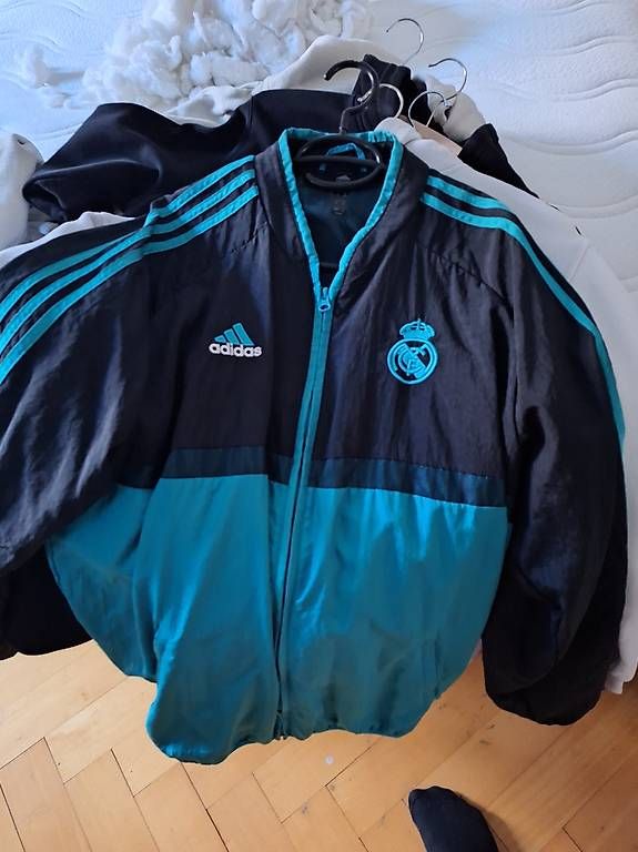 Leibchen & Hosen: Trikots Trainer Fussball – Gebraucht aus Bern von Chriswoorld