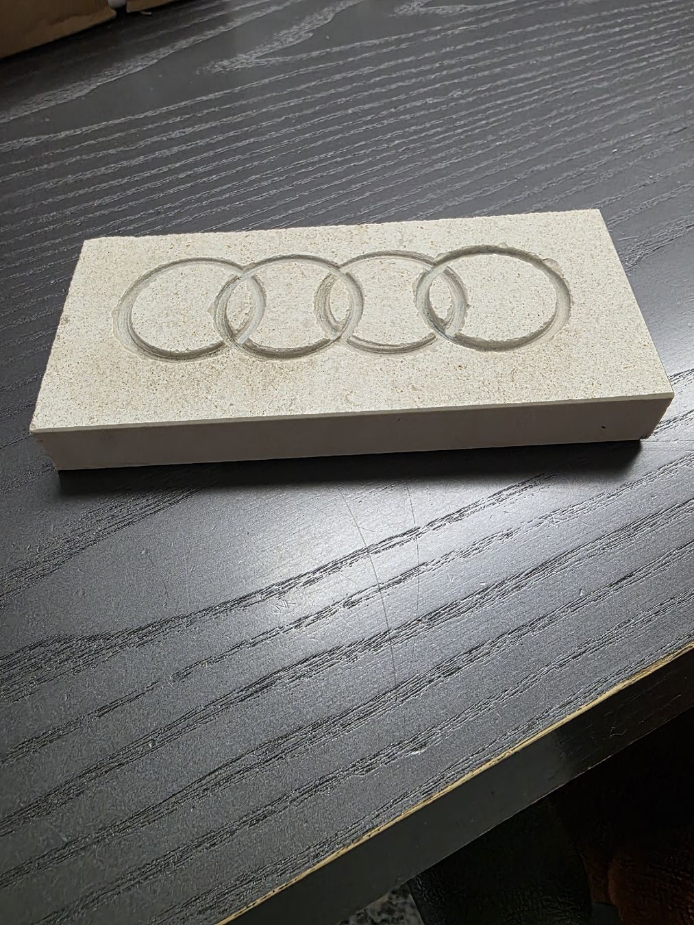 Minerali & Pietre curative: Audi Logo Stein Platte 16x7x2cm – Usato da Bürglen TG venduto da til1985 1